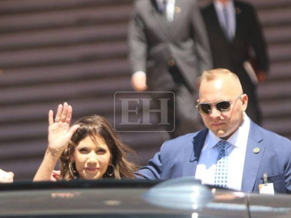 Pasadas la 1:00 de la tarde, salió del salón de Casa de Gobierno y abandonó junto a su comitiva; se retiró en una caravana de vehículos.