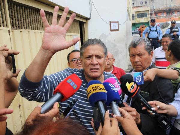 Momento en que el periodista era ingresado a la audiencia en la que ha quedado en libertad para defenderse de la acusación.