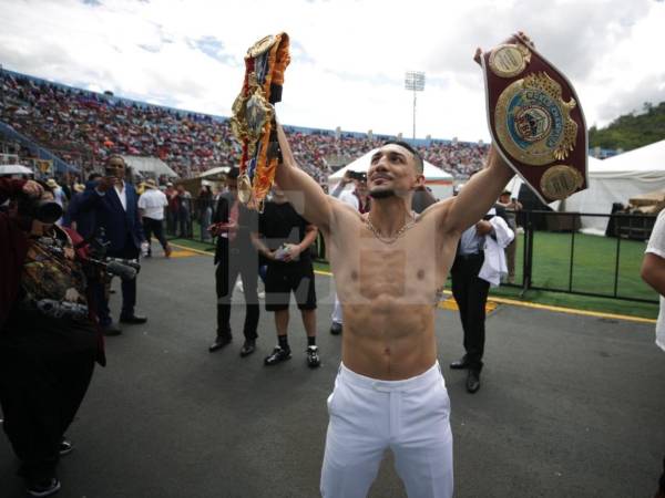 Téofimo López le mostró los cinturones al personal presente en el estadio Nacional.