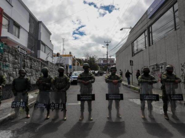 Policías de Ecuador en la escena del ataque armado en Ecuador.