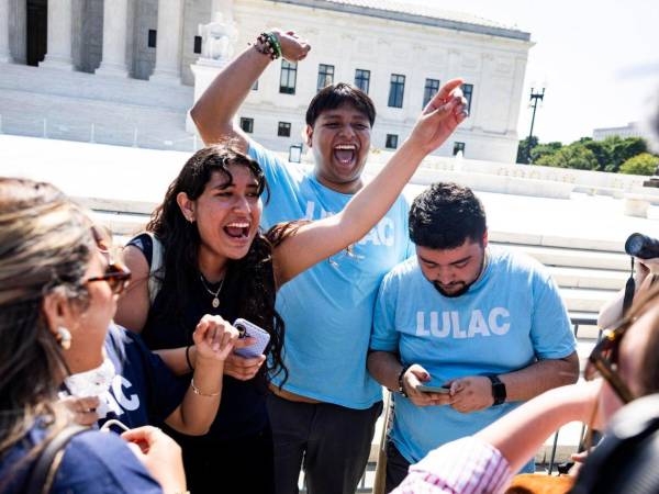 Simpatizantes de partidarios de la ciudadanía por nacimiento reaccionaron alegres después de que la Corte Suprema de Estados Unidos rechazara la orden ejecutiva del presidente estadounidense Donald Trump que intentaba revertir ese derecho.
