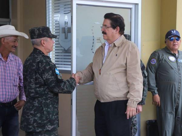 El expresidente Zelaya y el jefe de las FF AA visitaron al mayor Ever David Maldonado Chacón.