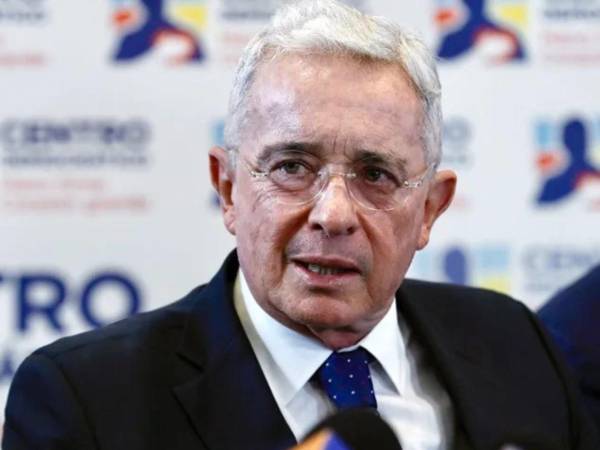 Uribe reconoce derrota de su candidata en Colombia.