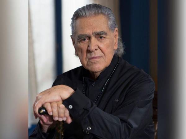 El actor mexicano Eric del Castillo fue hospitalizado de emergencia y no le han dicho que falleció su amiga Elsa Aguirre.