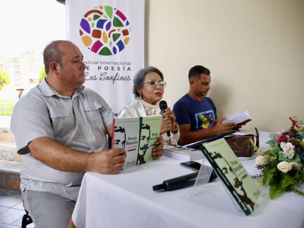 Salvador Madrid, director del Festival de Los Confines; Anarella Vélez, ministra de la Secapph, y el poeta Néstor Ulloa en la presentación y conversatorio sobre Juan Ramón Molina.