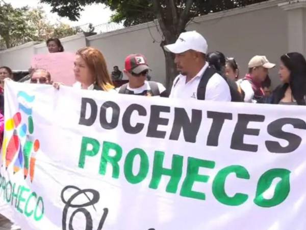 Los docentes de diferentes puntos del país llegaron este miércoles a protestas frente a las instalaciones de Casa Presidencial.