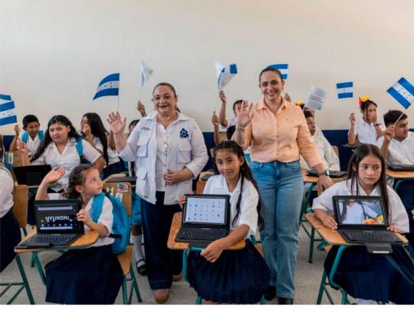Las ministras de Educación Arely Argueta y de Sedesol, Fátima Juárez, inauguraron los módulos educativos y entregaron el equipo tecnológico en el centro educativo de Erandique, Lempira.