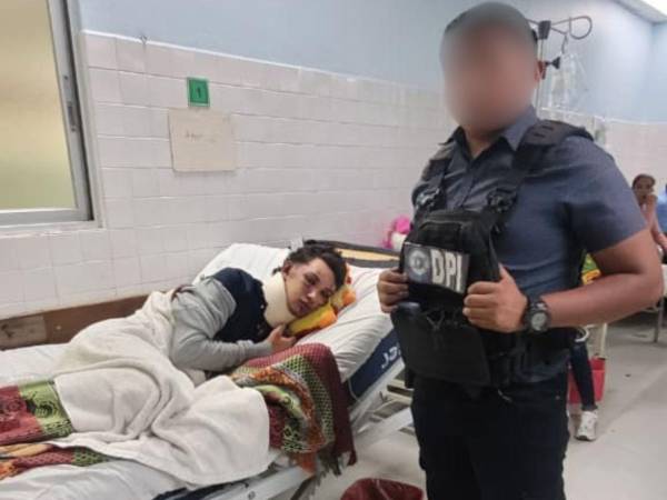 El detenido César Edgardo Ordóñez Aguilera es custodiado por agentes de la DPI, en el Hospital Mario Catarino Rivas (HMCR), de San Pedro Sula.