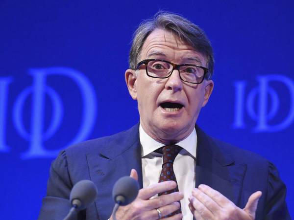 Peter Mandelson habría brindado información confidencial a Epstein.