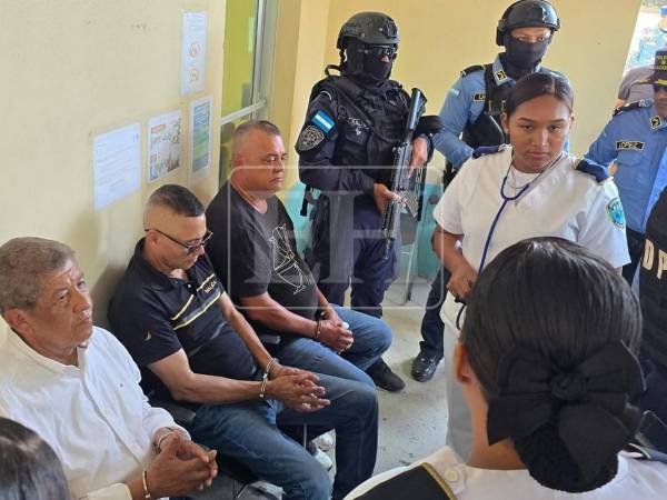 El exalcalde de Tocoa, Colón, Adán Fúnez fue sometido a una evaluación médica exhaustiva tras aterrizar en el campo de fútbol de la Policía Nacional en La Ceiba, luego de ser trasladado bajo custodia policial.