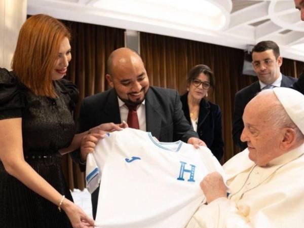 El papa Francisco en mayo de 2024 recibió una camiseta de la Selección de Honduras, sumándose así a su lista de playeras de fútbol.