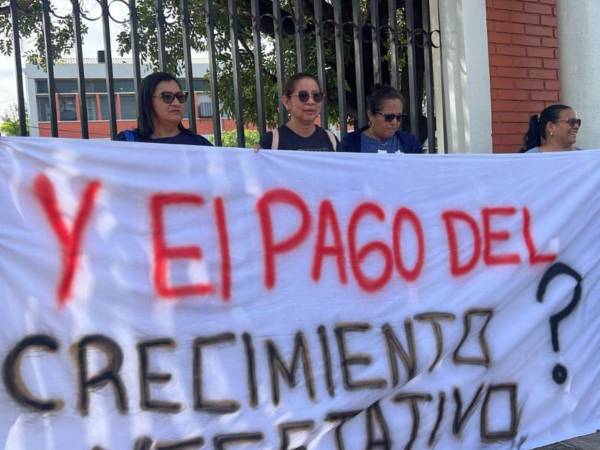 Este lunes un grupo de maestros se apostó frente a la UPNFM exigiendo a las autoridades de Educación que se les pague la deuda que se viene arrastrando desde el 2012.