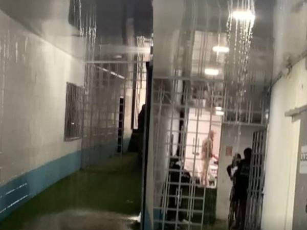 Los accesos a camerinos del estadio Nacional se inundaron por las fuertes lluvias.