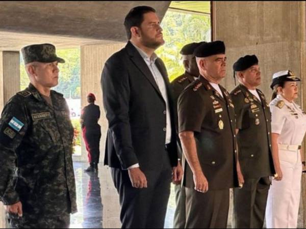Roosevelt Hernández, jefe del Estado Mayor Conjunto, y el entonces ministro de Defensa, José Manuel Zelaya, aparecen junto al ministro de Defensa de Venezuela, Vladimir Padrino López, señalado por EUA como integrante del Cartel de los Soles.