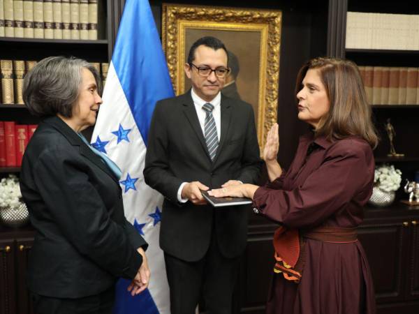 Mireya Agüero juramentó a la nueva embajadora de Honduras ante la República de Corea, Viviane de Pierrefeu Midence.