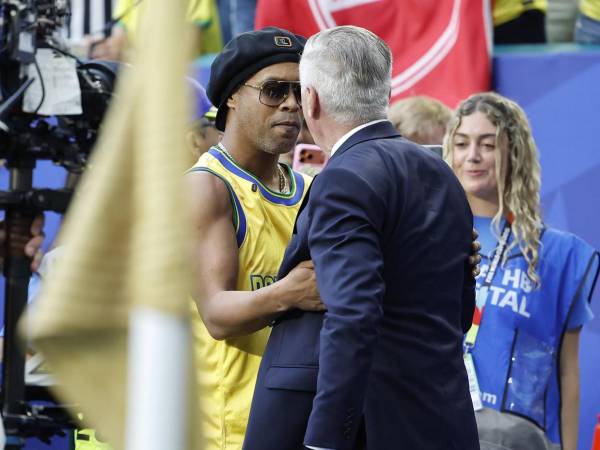 El exfutbolista Ronaldinho saluda al seleccionador de Brasil Carlo Ancelotti en el partido del grupo C del Mundial de la FIFA 2026 entre Escocia y Brasil.