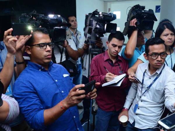 De acuerdo con la APES y otras organizaciones humanitarias, las salidas de periodistas se han visto precedidas de acoso policial.