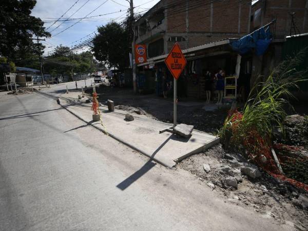 La reconstrucción de la calle principal de El Álamo enfrenta suspensiones, rediseños y problemas de suelo que han frenado el avance y mantienen la obra sin fecha de cierre.