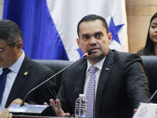 El presidente del Legislativo arremetió contra el exmandatario hondureño Mel Zelaya.
