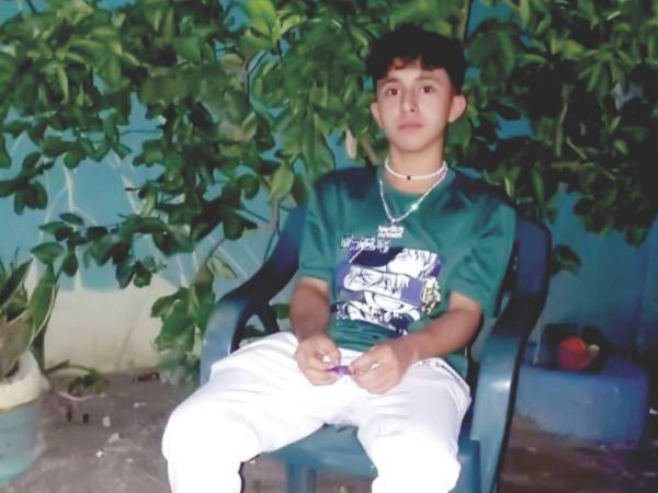 Agentes policiales llegaron al taller automotriz de la colonia Bográn, donde el joven Inmer Yahir Díaz Hernández perdió la vida.