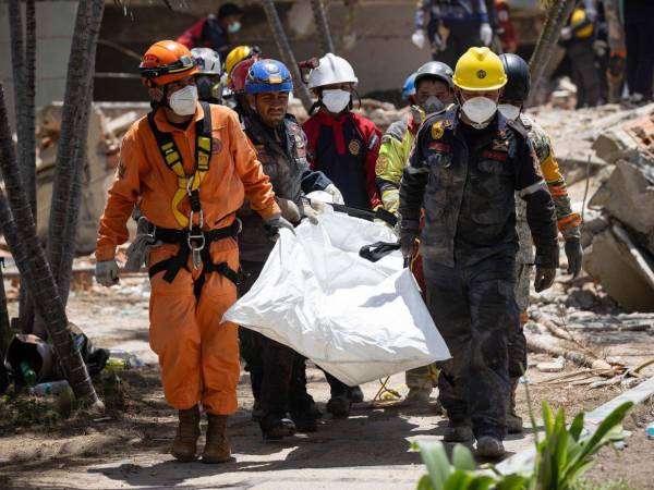 Víctimas. El gobierno de Venezuela elevó ayer a 2,995 el número de muertos por los terremotos de la semana anterior. Unos 3,000 rescatistas internacionales siguen buscando sobrevivientes de entre los escombros.