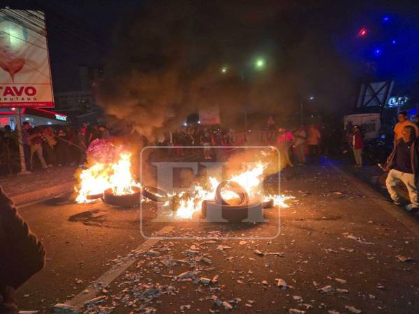 Quemando llanta están obstaculizando el paso en el bulevar de las Fuerzas Armadas.