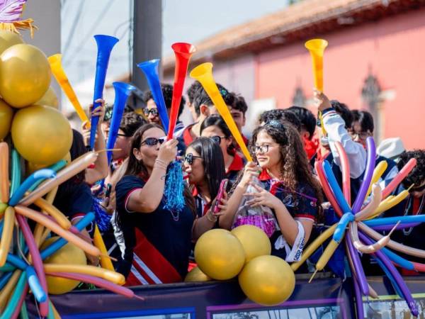 Con una colorida caravana inspirada en motivos carnavalescos, los seniors 2027 de la Escuela Bilingüe Honduras, realizaron una caranava que marca el inicio de su último año escolar.