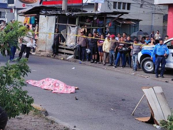 El cadáver de la mujer quedó tirado en medio de la concurrida calle.