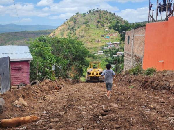 Vecinos de Monte de los Olivos celebran la apertura de una calle realizada a través de la vicealcaldesa Saraí Rivera.