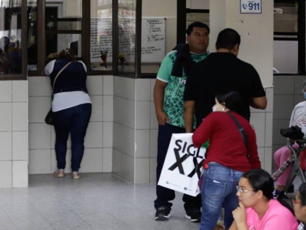 Este miércoles los derechohabientes llegaron al Hospital de Especialidades en Tegucigalpa a solicitar citas médicas.