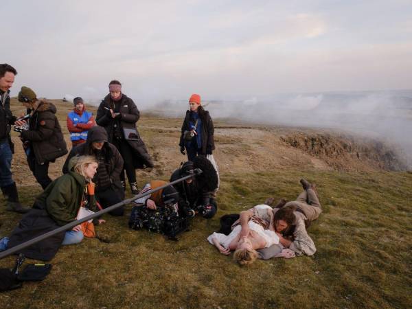 La directora Emerald Fennell y los intérpretes Margot Robbie y Jacob Elordi, en los papeles de Catherine y Heathcliff, durante el rodaje de Cumbres borrascosas.