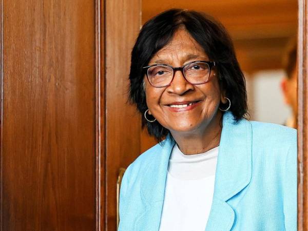 Navi Pillay, jurista sudafricana de origen tamil, ha dedicado su trayectoria a la defensa de los derechos humanos y la búsqueda de justicia frente a crímenes internacionales. Su labor abarca desde la lucha contra el apartheid en Sudáfrica hasta su participación en procesos relacionados con el genocidio de Ruanda y las violaciones de derechos humanos en Gaza.