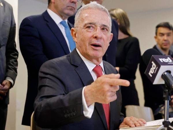 El expresidente Uribe fue condenado a 12 años de prisión domiciliaria por un caso de sobornos.