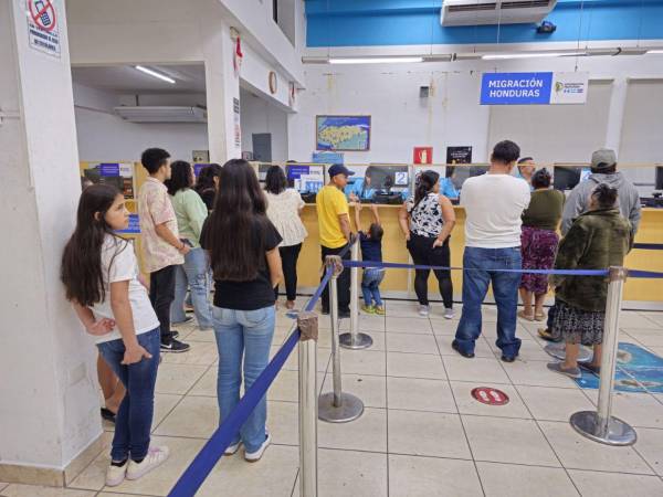 Las autoridades del Instituto Nacional de Migración prometen duplicar el personal y los sistemas tecnológicos para atender a las personas que van a ingresar y salir del país en Semana Santa.