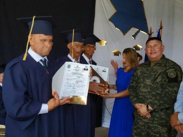 En el Centro Penitenciario de Juticalpa, ocho privados de libertad obtuvieron sus títulos que los acredita como bachilleres en Ciencias y Humanidades, otorgados por el Instituto Alberto Gaucci.