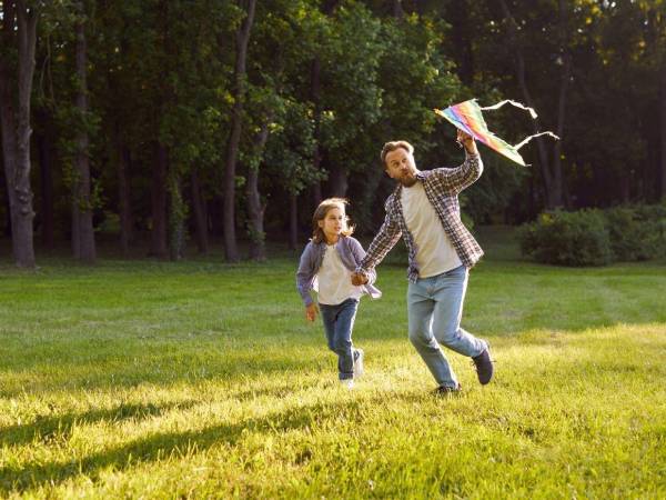 Estudios indican que los niños que se sienten emocionalmente seguros en casa desarrollan mayor resiliencia ante situaciones de estrés escolar y social.