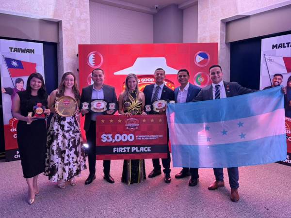 El equipo de Pizza Hut Honduras celebra su victoria como Campeón Mundial del Championship 2026.