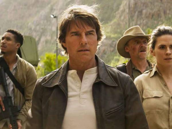 Han pasado casi tres décadas desde que Tom Cruise se colgó del techo con un cable en la primera “Misión imposible”, dirigida por Brian De Palma. Esa escena icónica, en la que su personaje se desliza con precisión milimétrica para evitar sensores y recuperar información confidencial, selló el inicio de una de las franquicias de acción más persistentes del cine contemporáneo.