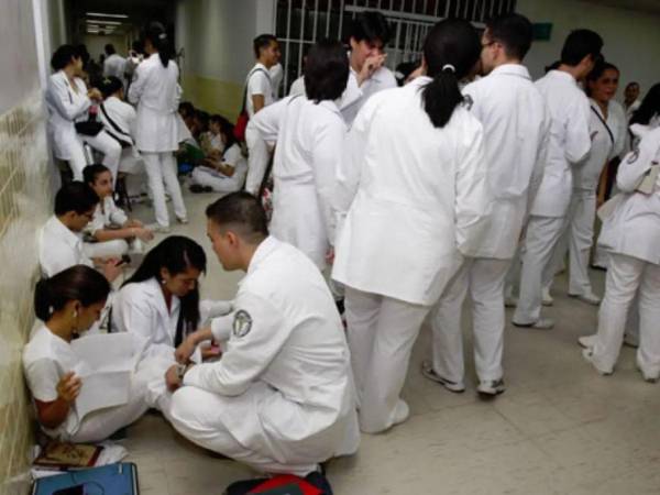 De acuerdo al Colegio Médico de Honduras, en el país hacen falta más de 18,000 médicos para lograr los parámetros de la Organización Mundial de la Salud.