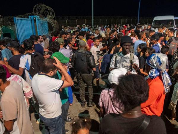 España y Marruecos acordaron agilizar la devolución de quienes entraron irregularmente, mientras Rabat intensificó los controles en carreteras y transportes y desplegó material antidisturbios ante nuevos intentos de entrada.
