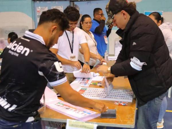 El CNE informó que, con el 99.4% de las actas transmitidas, un total de 2,773 presentan inconsistencias para escrutinio especial. Esto representa el 17% del total.