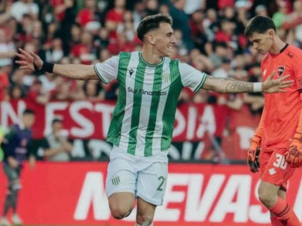 Rodrigo Auzmendi le dieron espacio y soltó bombazo de derecha y luego otro de tiro libre.