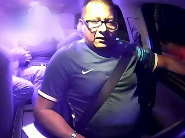 Momento en que autoridades realizan la inspección del vehículo donde el conductor perdió la vida.