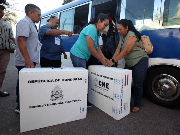 Mientras miles de electores aguardaban en los centros de votación, las urnas eran trasladadas en buses por rutas inusuales o incluso abandonadas en la vía pública durante las elecciones primarias de 2025. Los retrasos obligaron a muchos hondureños a votar entrada la noche y la madrugada, mientras otros quedaron sin ejercer su derecho.