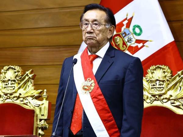 Con el escrutinio al 99,64 %, Fujimori tiene el 50,11 % de los votos válidos frente al 49,88 % de Sánchez.