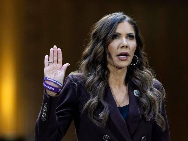 Noem salió del cargo en medio de tensiones para la aprobación del presupuesto del departamento .