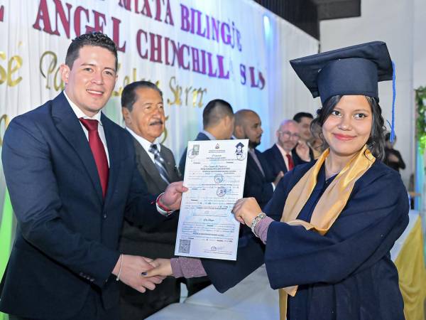 Educadores de Ocotepeque reciben su acreditación como docentes bilingües, marcando un avance histórico para la región occidental del país.