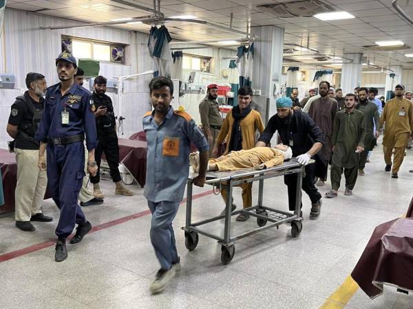 La tragedia ocurrió durante las clases en la ciudad de Peshawar, donde el techo de un centro educativo privado colapsó y dejó a varios estudiantes y docentes atrapados bajo los escombros.