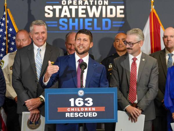 Fotografía cedida por la Fiscalía General de Florida de su fiscal general, James Uthmeier, hablando durante una conferencia de prensa sobre el rescate de 163 niños en Tampa (EE.UU.).