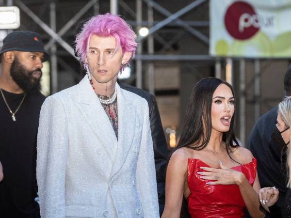 De acuerdo con el entorno cercano, la comunicación entre ellos se limita al bienestar y cuidado de la menor.